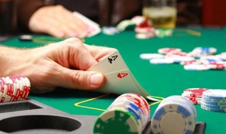 Cách chơi Poker tại TYPHU88